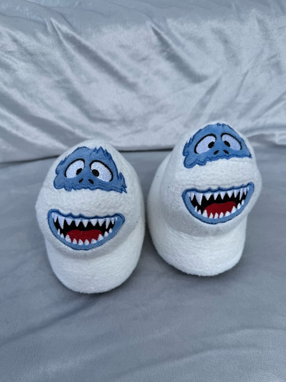 9-10 Kids White Plush One-Piece Slippers with Blue Yeti Face